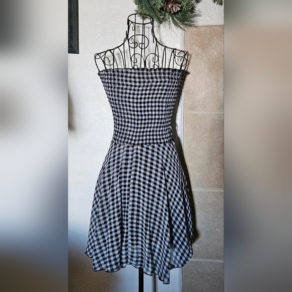 Hottie Strapless Smocked Dress - Picture 4 of 10